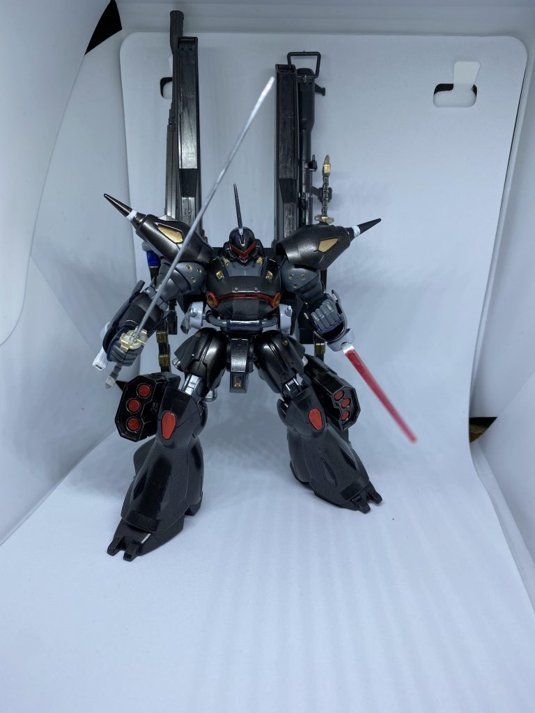 実剣、ビームサーベルサーベル展開時です。ビームサーベルは手に持つ事も出来ます。※荒いところがありますが自分の今の技術でのGBNコンの参加です。暖かい目で見て頂ければ幸いです🙇