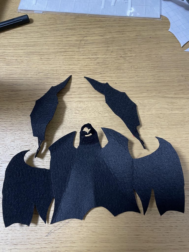 いざフェルトで作ってみたら、フェルトの硬さと紙の厚さとの違いから、後頭部と首後ろの襟の隙間にフェルトが干渉してハマらない事象が発生。フェルトに切込みを入れて対応。