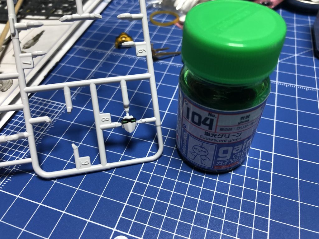 マスクで奥まってしまうツインアイは蛍光塗料で塗ってみます。