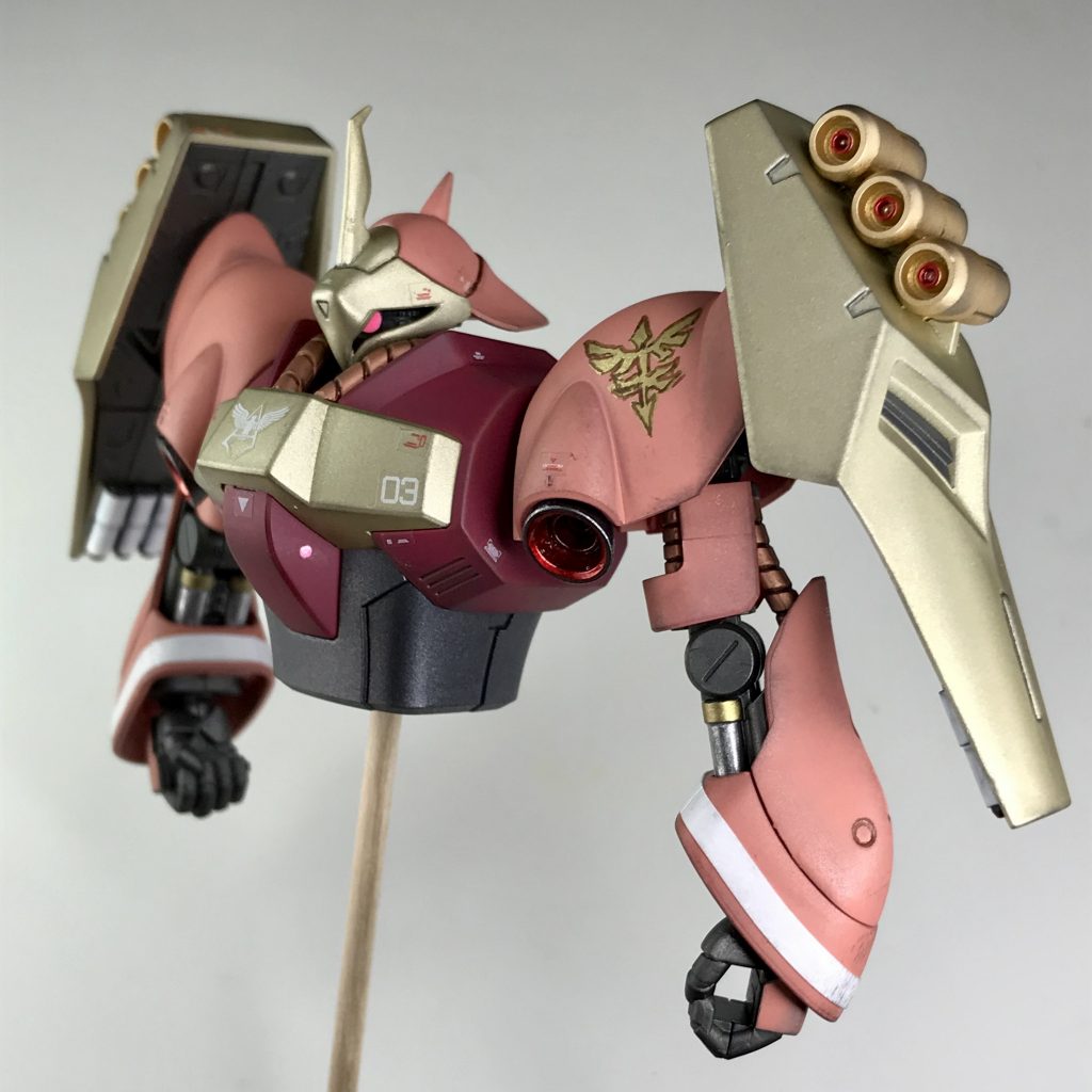 腕まで出来てカッコよさを確信(^^)肩のネオジオンマークはフリーハンドで描きました。汚いですが、遠目に見れば問題ありません(笑)手首の白いラインはマスキングテープです。隊長っぽくなるかなと思いまして。最後に少しだけウェザリングマスターのススを擦り付けてあります。