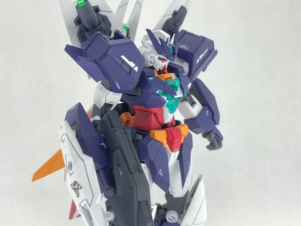 肩アーマーのフィンは削り込みを入れてシャープな印象に。ガントレットパーツはプラ板で1回り大きく加工してマッシブに仕上げました。