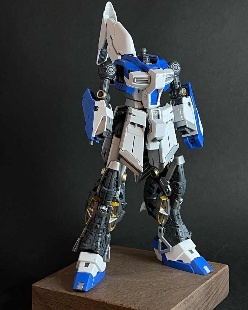 組み立て途中の風景です。ガンダム立像を机上で再現している気分に笑内部フレームもかなり凝っています。フレームの色分けももっとやればよかったなぁと後悔してます…