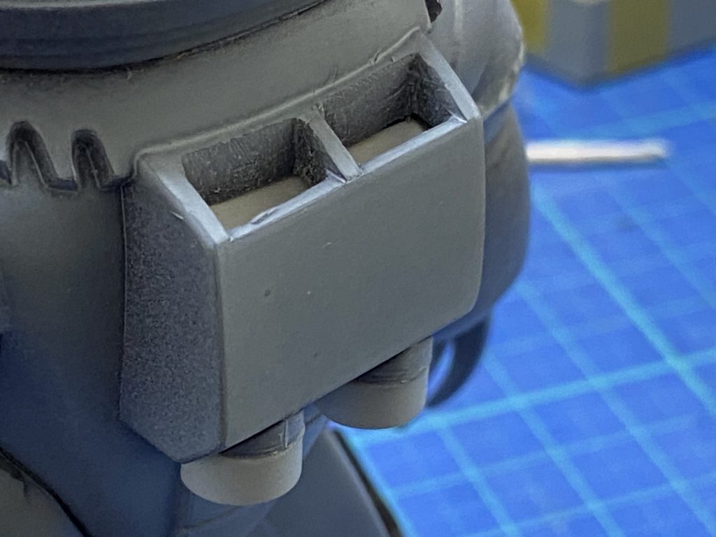 バックパックは設定画を参考に、抜きの関係で再現されていない上部の開口部や、真円になっていない下部の噴射口を作り直しました。