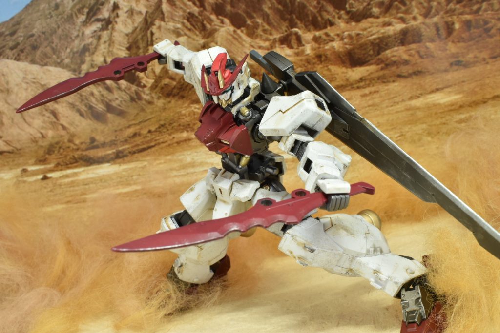 双剣「アネモネ」ギリシャ神話中に、アドニスが流した血よりアネモネの花が産まれたとする伝説があり、その剣もまた血のような色をしている。状況に応じて前述の大剣とこの双剣を使い分けているが、通常時は両腰に懸架して装甲の代わりとしても活用している。