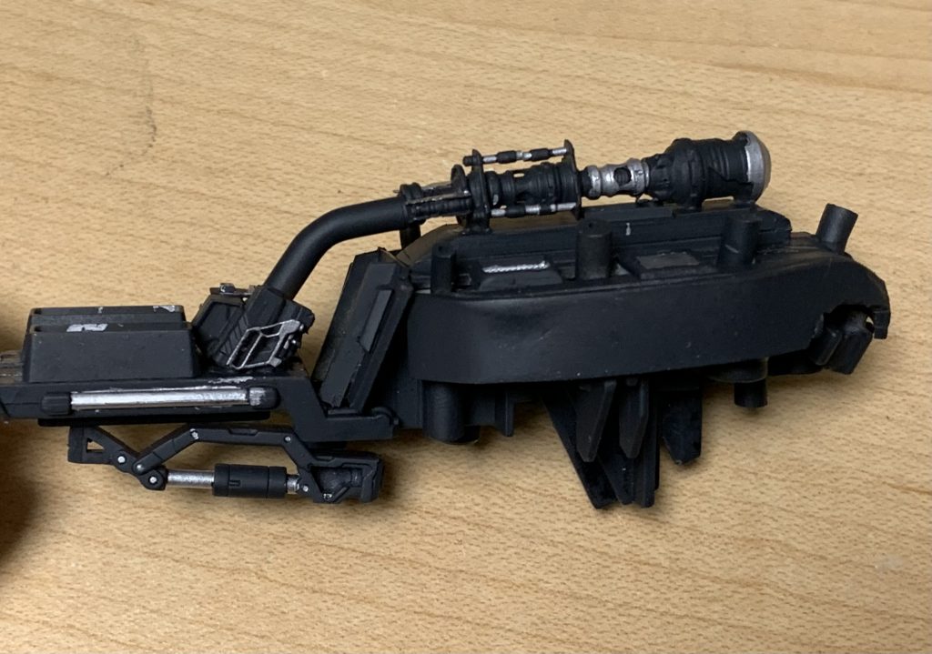 ごっそりと削り落として平らにしてから、ジャンクパーツや曲げられるプラ棒とか使いつつバインダー内部のボリューム増やし