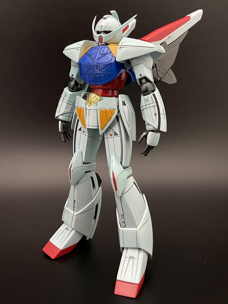 本体。モールドを彫り直し、V2ABのミノフスキードライブを両肩に接続しています。細かい色分けはマスキングで再現。