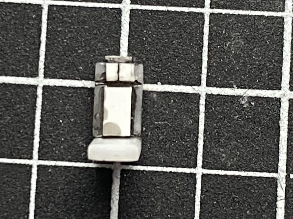 没案① コックピットの席です。タミヤのプラ棒(L字)とエバーグリーンのプラシートを駆使して作りました。パイロットも同席させる予定でしたが、パイロットの腕と腰の加工、引いては塗装に手間がよりかかると悩まされたので、コックピットも断念。