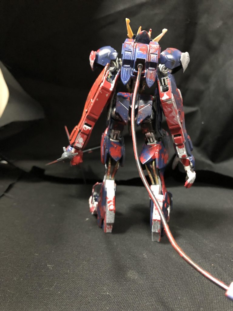 ボディカラーは、大部分をティターンズブルー2、ブレードやつま先、スカートの一部にガンダムマーカーのホワイト、踵や肩にガンダムマーカーEXのメッキシルバー血の様な模様はmr.カラーのあずき色を使用してます。