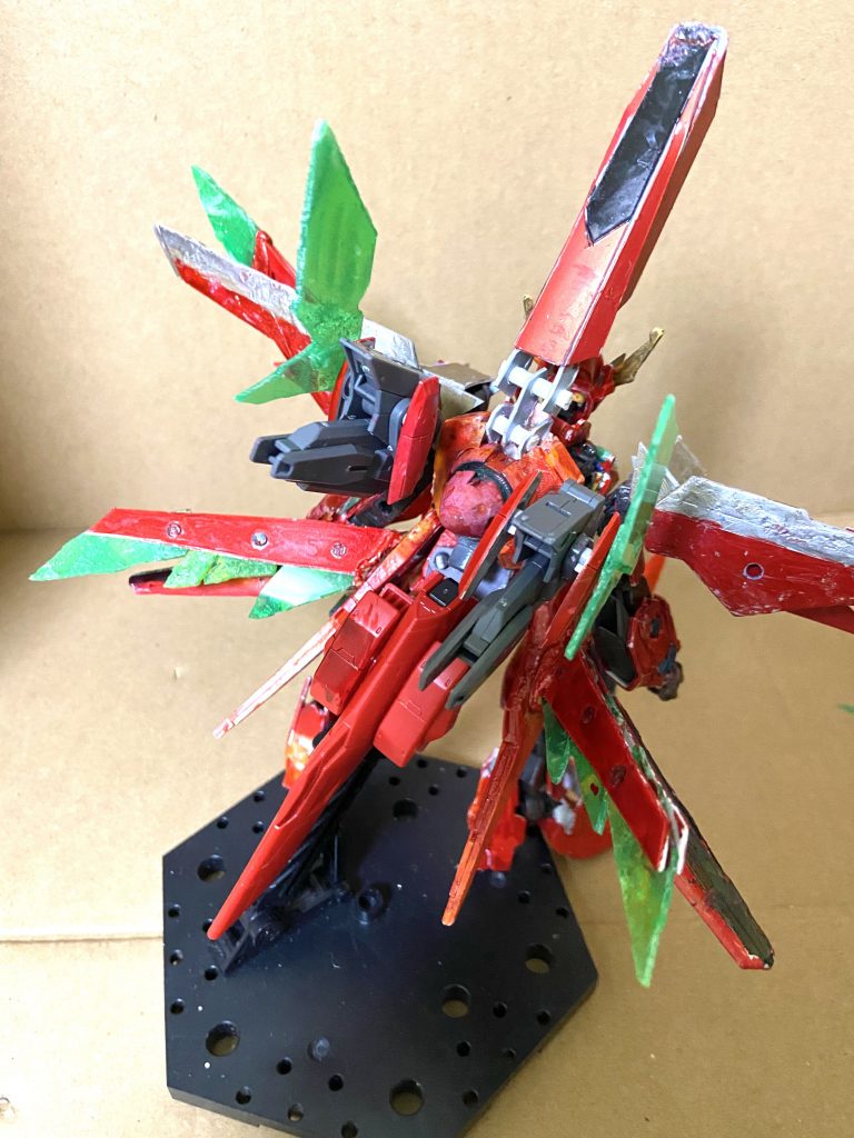 機体背面はこのような形、クリアパーツはクリアランナーを再形成する方法を使い自作しました、当然フリートの代名詞とも言える可変機構もそのままになっている。