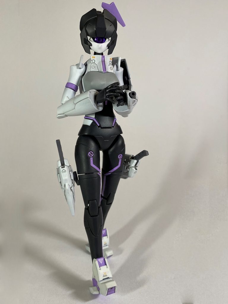 ■設定その正体は、アルスとの最終決戦後GBN内で辛うじて稼働状態で残存していたヒトツメ=ガードアイそのもの。とあるダイバー達に保護されたが、アルスからの指令の無いガードアイに攻撃性は無く、研究対象としても価値があることから、運営に処分などはされず、黙認された。この個体を保護したダイバー達は、このヒトツメのために「ガンプラの体」を用意した。ELバースセンターから非公式に提供された女性型のELダイバー用モビルドール素体である。彼らはヒトツメをもじってモノアイ→モノメと名付け、友人のようにGBN内を連れ歩いた。現在では様々なダイバーとの交流を通して「皆と同じことをしたい」と緩やかな自我形成が進んでおり、運営からも準ELダイバー扱いとされ、他のダイバーと同じように活動している。