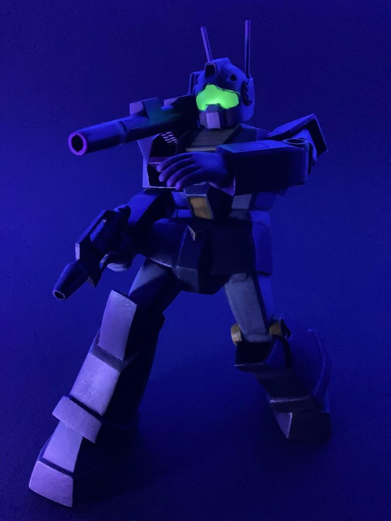 ブラックライトを当てるとこんな感じに🌃