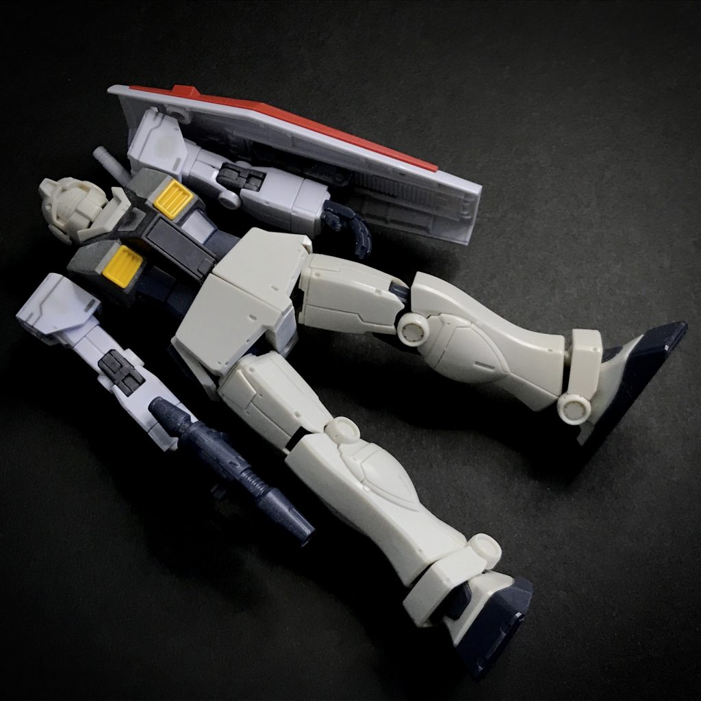 ベースはナイトシーカーで、両腕はガンダム 、胸部の穴はポリパテで埋めてガンダムのエアインテークをつけました。