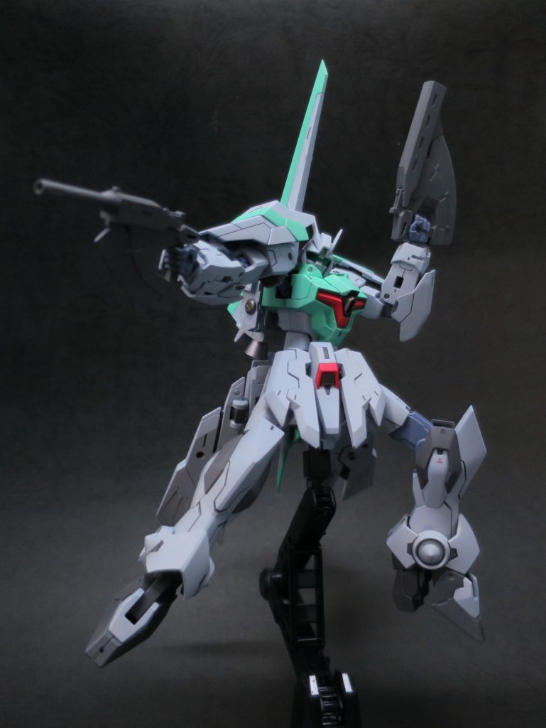 カラーリングはガンダムUCに登場したジムⅢ 及び シルヴァ・バレトを元ネタにしたホワイト&エメラルドグリーンの配色です。アンクルアーマーにクセがありますが、配色でごまかせたかなと…。もはやナイトじゃないならなんなのか…と考えた結果ナイトと同じくチェスの駒であるルークから名前をとりルーク・ダガーとしました。ここまで見ていただきありがとうございました。コメント、いいねいただけると制作の励みになりますのでよろしくお願いします。以下、元キットと製作途中の画像です。