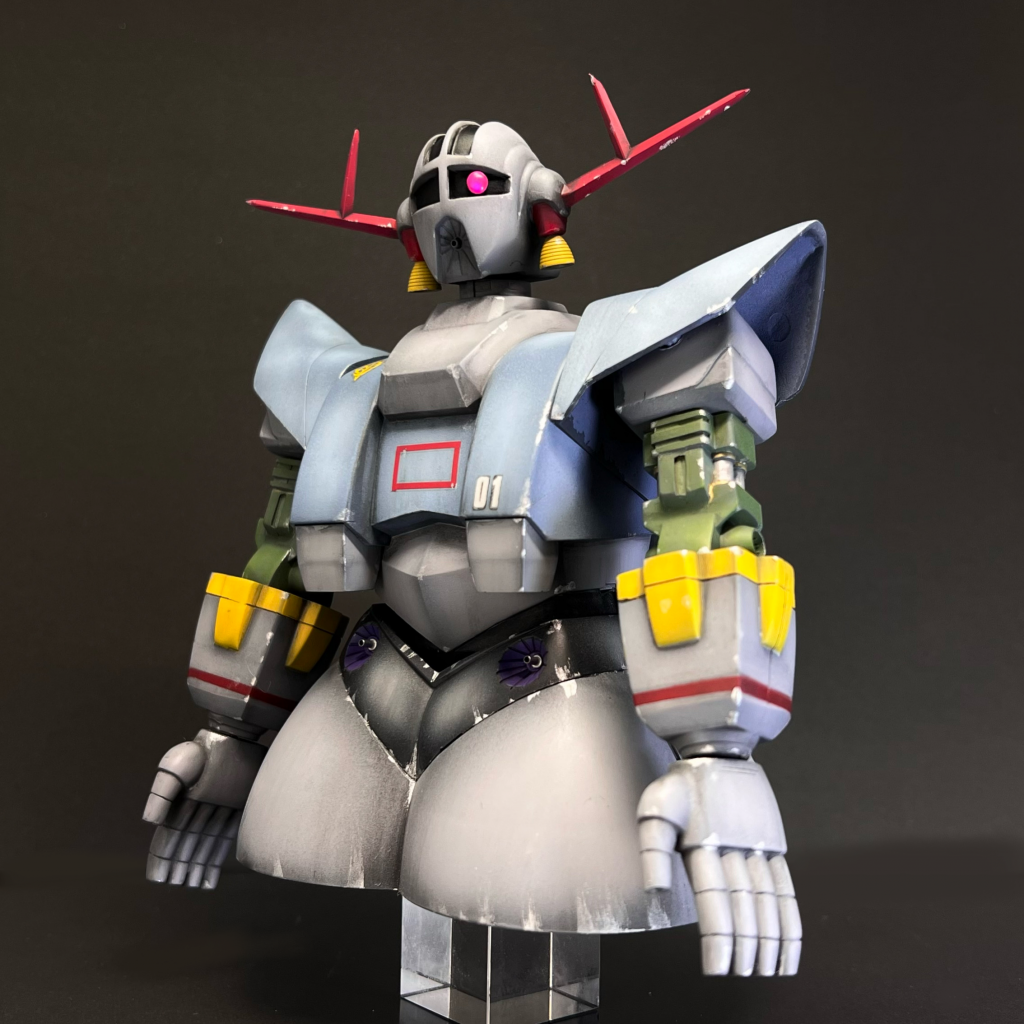 前から。パーツが一つ一つ大きいので、単調に見えないよう本体色を重ねてグラデーションを施し、上から暗めに調色したグレーでウォッシング。各間接にはアルミ線を仕込んで軸を新造。可動範囲を増やしました。勿論、シャアの搭乗した1号機をイメージしたので機体番号も【01】となっています。