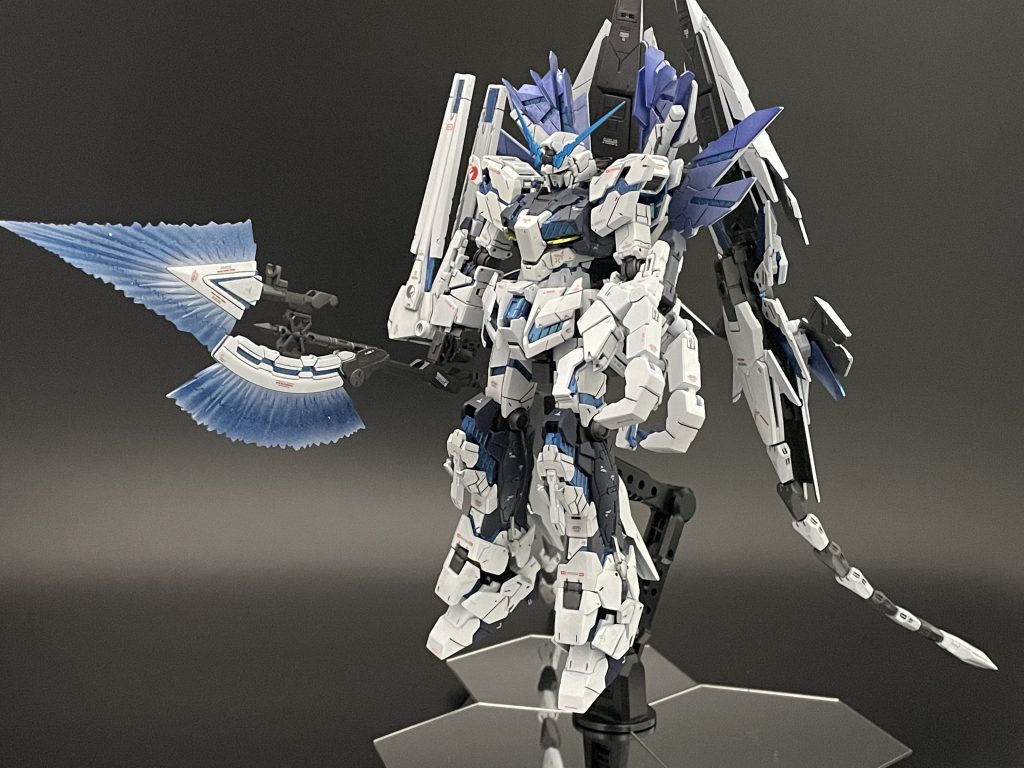 完成後はどうせいじらないのでデストロイモード固定にしています。サイコフレームの色は元の青を基調としていますが、クリアパーツを生かさず、シルバーの上に調色したクリアブルーを吹いています。サイコフレームはあくまで金属が謎の発光をしているという設定なのでそのようにしました。また、胸部をネイビーに変更することで、デストロイモード時の胸部が異様に広がるのを視覚的に軽減させることを目標にしています。脚部はペルフェクティビリティ特有の上半身のボリュームアップに対して下半身が貧弱にならないようにつま先を白、ふくらはぎをネイビーにすることで足先に向かって白色部分が膨張するような錯覚をさせられるようなカラーリングをめざしています。アームドアーマーXCはメタリックパープルにすることでシックな感じも出しています。