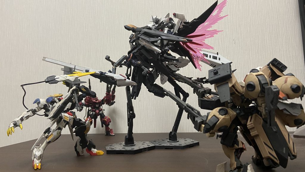 ルプスレクスエヴォルティオ、リベイクオクトー、フラウロス廻の投稿で言っていた更なる脅威とはこいつの事だったんですね。この3機のガンダムの投稿をまだ見てないよって方はぜひご覧になっていただけたら嬉しいです。デウス・エクス・マキナとの戦闘に苦戦しているとある1人の男の叫び声が聞こえる…｢何やってんだミカァ！｣