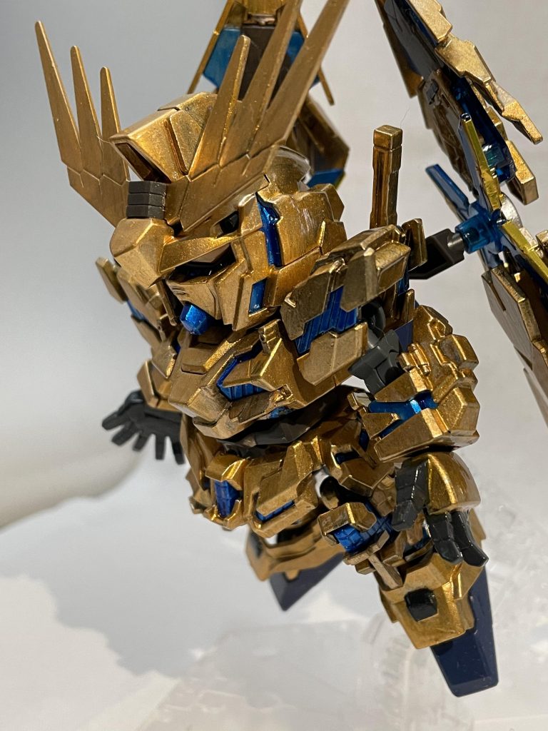腕にはシールドを付けるための突起がありましたが、要らないなと思ったので取り除きました。劇中で宇宙空間を飛翔するシーンが強く印象に残っている機体なので、武器は持たせず平手で飛んでいるイメージでディスプレイします。
