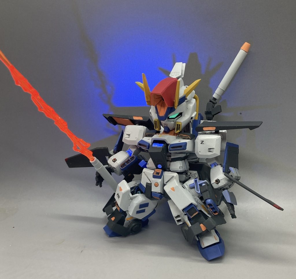 ハイパービームサーベルと手首の両方に磁石を仕込み、手持ちできるようにしました。バチバチしてるのは試験型だからという脳内設定。