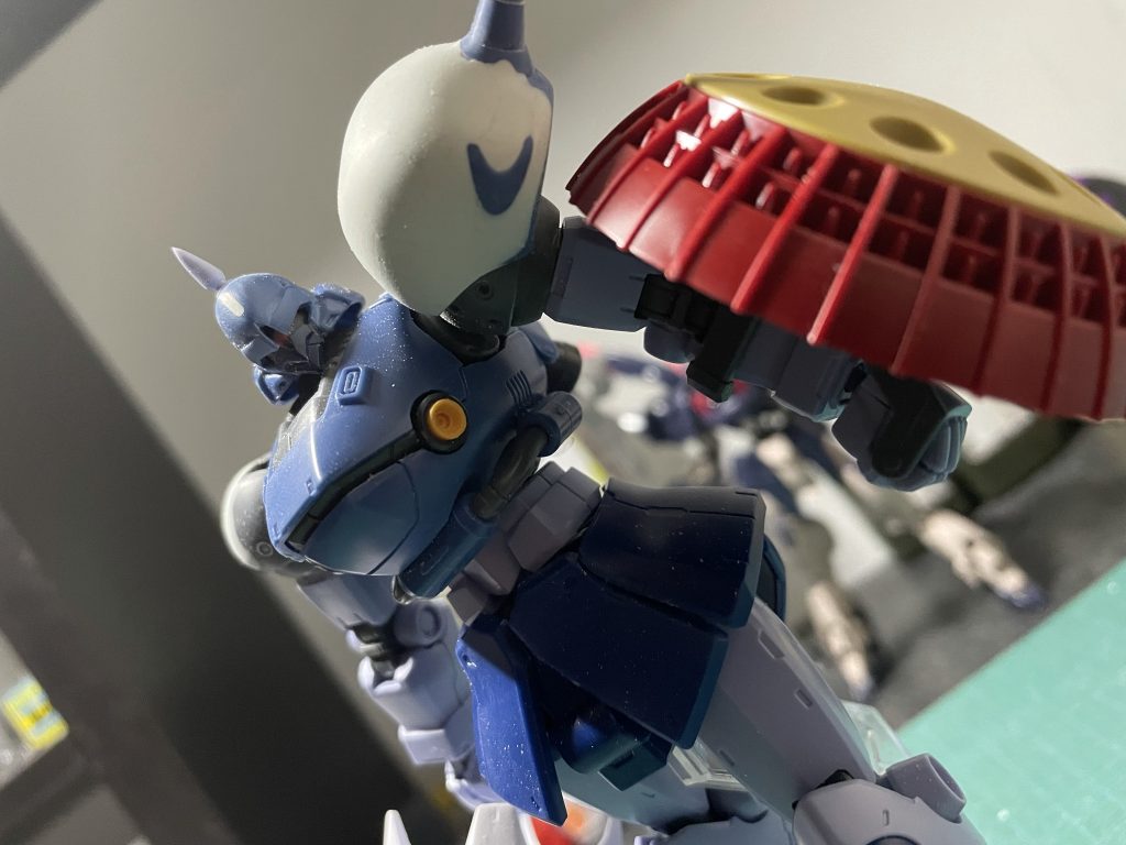 そのままキットを使うのも面白みがないと思い、パテを使って整形してみました。