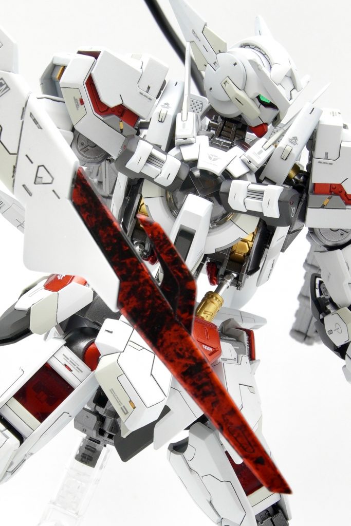 『GN-Bloodシステム』スペック分析上機体性能を飛躍的に向上させる『阿頼耶識システム』なるシステムが存在している事は確認出来たもののマイスターに対し非人道的な施術が必要となる観点から使用不可。代替機能としてコンデンサー内に高濃度圧縮されたGN粒子をフレーム内部に注入することで擬似的な阿頼耶識システム状態を作り出す機能を搭載しました。GN粒子は圧縮することで赤み掛かる事、それに伴い機体も肩部装甲が展開、脚部等部分的に赤く発光する事からこれを『GN-Bloodシステム』と仮称します。(当時はまだトランザムの概念は無いため。)