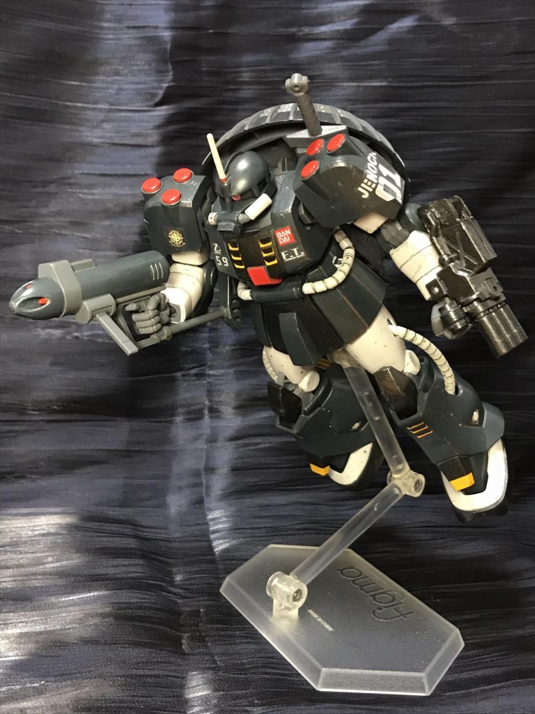 持って来てた塗料で水中用で行けそうなのがネービーブルーしかなくて、でも黒い三連星と被る予感がするので本体色として出来れば使いたくない。そうならないように配色した所、なんだかダグラムに空目する色になってしまいました。