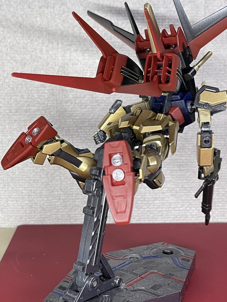 足裏の肉抜き穴はプラ板で蓋をして塗装しましたここはバンダイさんに手を抜かないで欲しかったところです