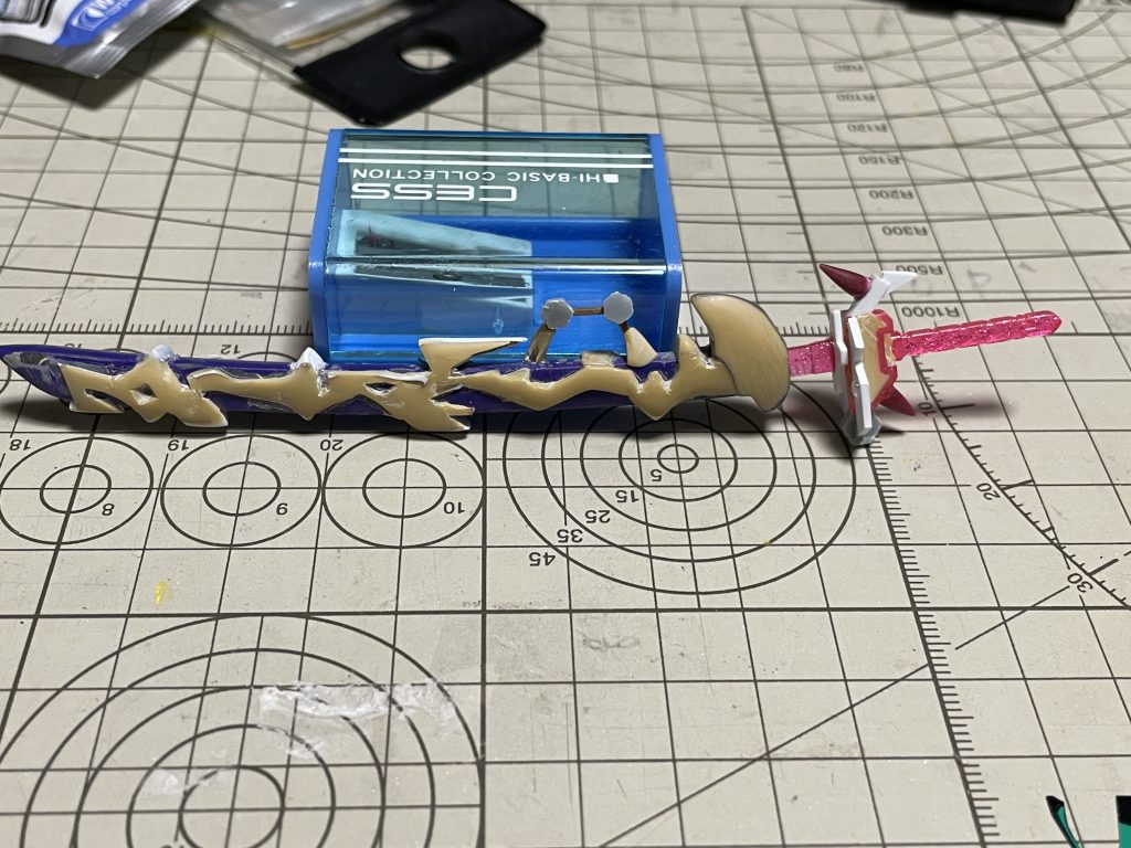 武器武者飛駆鳥の刀にプラ板とパテで模様を入れています。