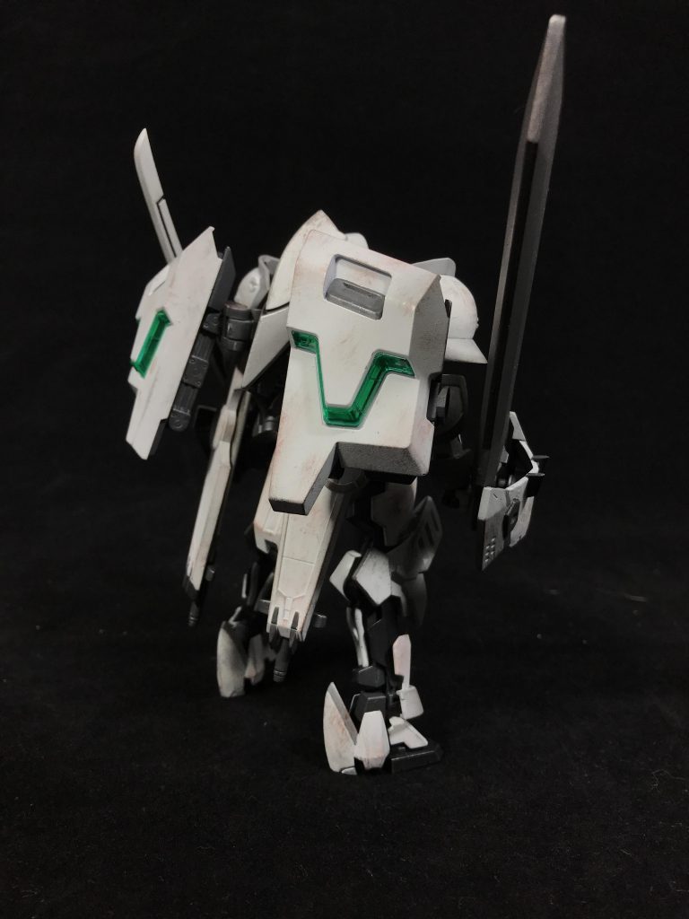 腰部のアームから接続されるフロントアーマーのみパージした半重装形態。機動力と防御力が高いレベルでバランスが取れているものの、機体重量を大推力でぶん回すような構成で、実現されたものであるため、非常に扱いにくい形態でもある。