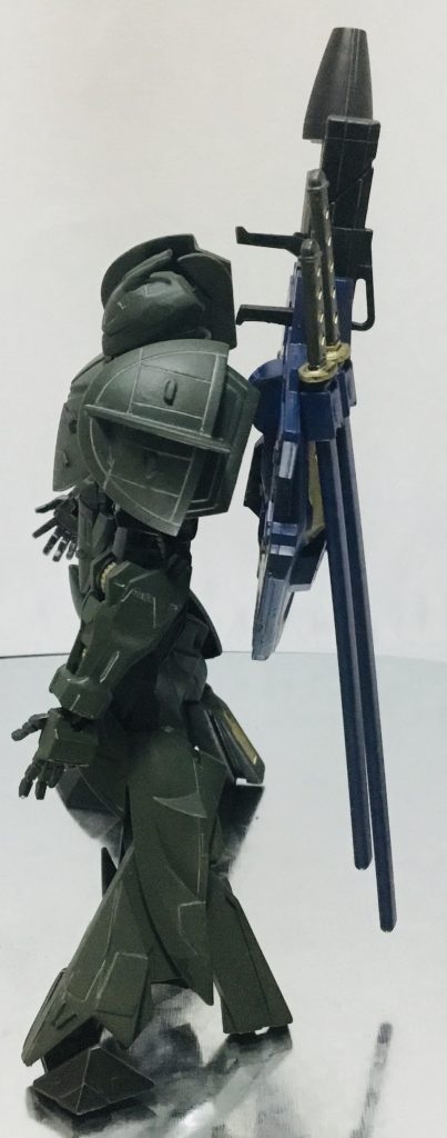 肩部分装甲はmgを参考に筋彫を追加、裏側肉抜きをパテで埋めました。