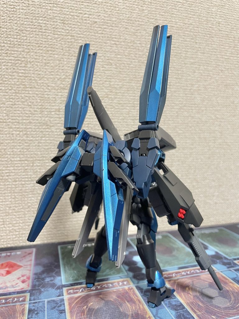 背中にはナラティブB装備とGバウンサーのバックパック。AGE系統はシンプルなデザインの機体が多いので気に入っています。