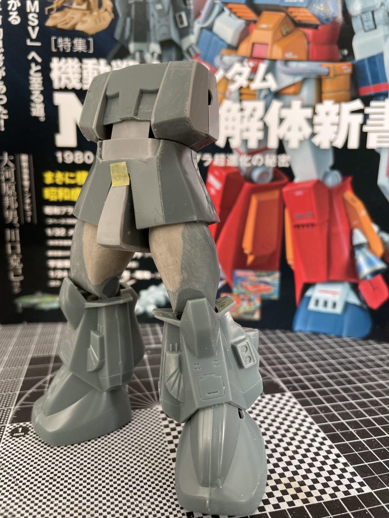 胸部の幅つめは3分割しました。太ももは内側にエポパテを盛り付けボリュームをアップ。股間部は0.8mmのプラ板をメインに厚みを変更しました。