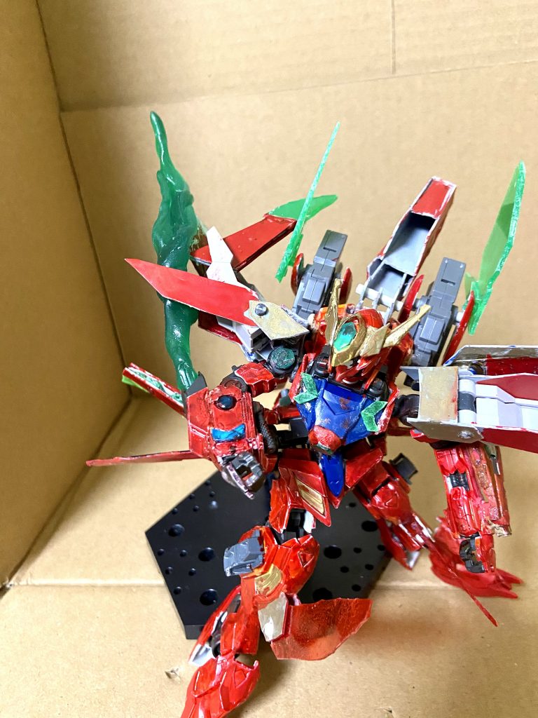 スラスター部分から粒子を放出、放出した粒子を拳に集中させ必殺技GNインパクトを放つ。