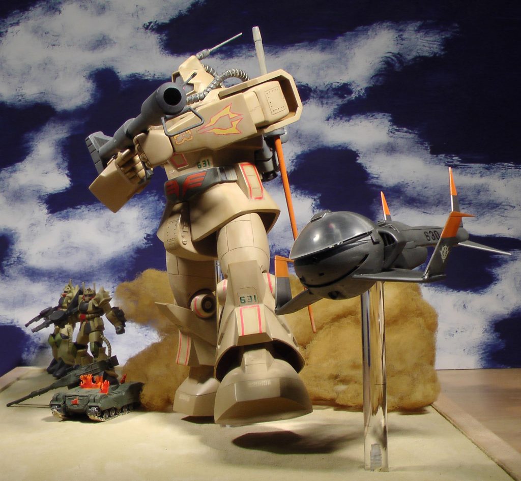 ドム本体は、スジボリを追加してアクリル棒で浮かせています。手前のコミュはフルスクラッチです。