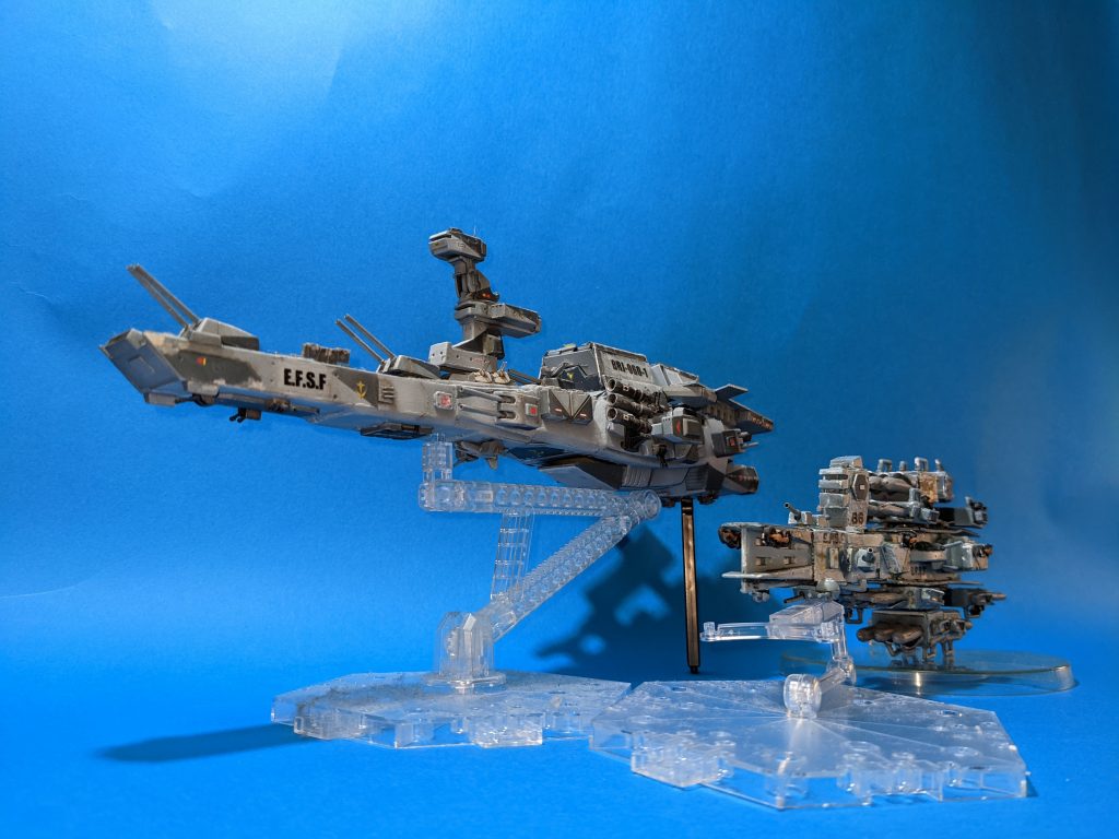 ※「八・六艦隊」の「扶桑改二」との一葉。しかし一年戦争はMS戦が主流であり艦隊戦=MS戦であった。その為本艦のような機銃弾一発で大爆発を起こすような艦は活躍の場がなく、対要塞戦についても「ソーラ・システム」の実用化により個艦単位の要塞攻撃も注目されることはなかった。一年戦争末期は主兵装である魚雷発射機をすべて降ろされ、高速輸送艦として活躍している。一年戦争後は民間に払い下げられ、輸送船として戦後復興へ従事した。U.C.0091建造中のコロニーに宇宙港兼管制塔として係留、後に固定。宇宙船としての30年近い生涯に幕を下ろす。※Usopediaより引用。