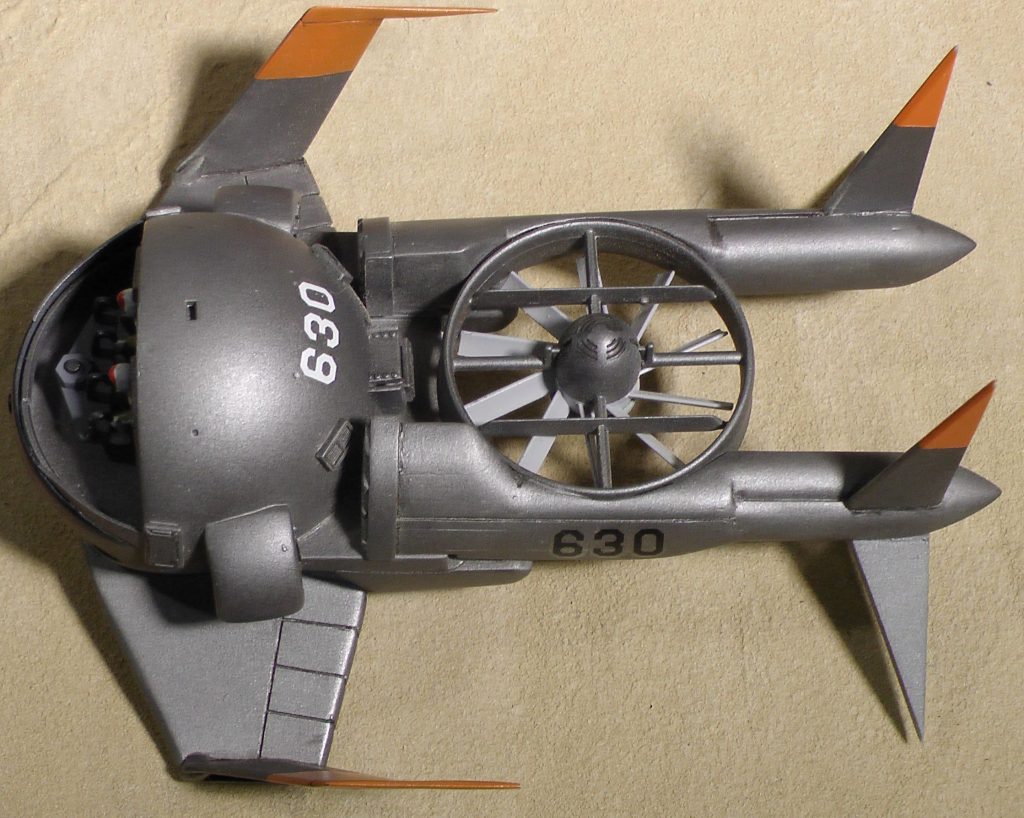 とにかく資料がなかったので、ドムトロピカルテストタイプやプロトタイプドム、グフ飛行試験型の箱絵(←いや、結構ありました)などを参照してプロポーションを割り出しました。