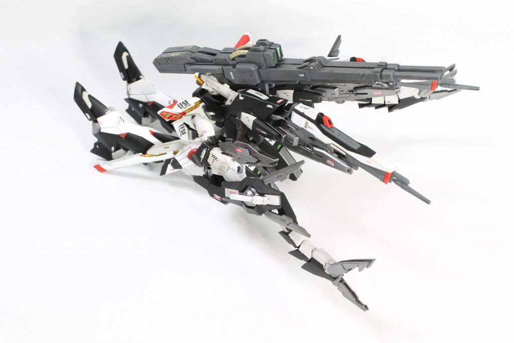 遠距離の後方援護射撃的な要素の強いタンクモード。急遽の接近戦には大型アームで対応。