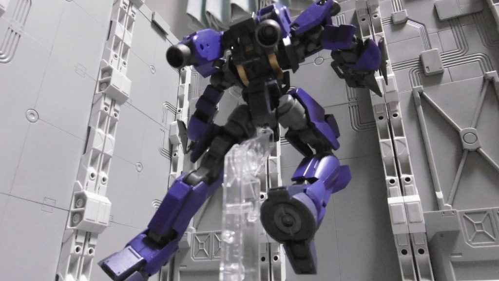 上方への瞬発ジャンプ。噴かし続ければ空中戦も出来なくはないですが、あくまで地上特化。