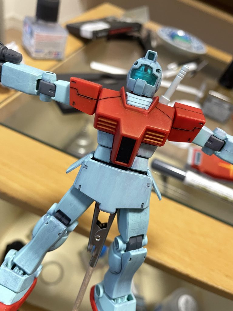 筋彫りを追加し、ガンダムマーカーで全体をトーンダウンしました