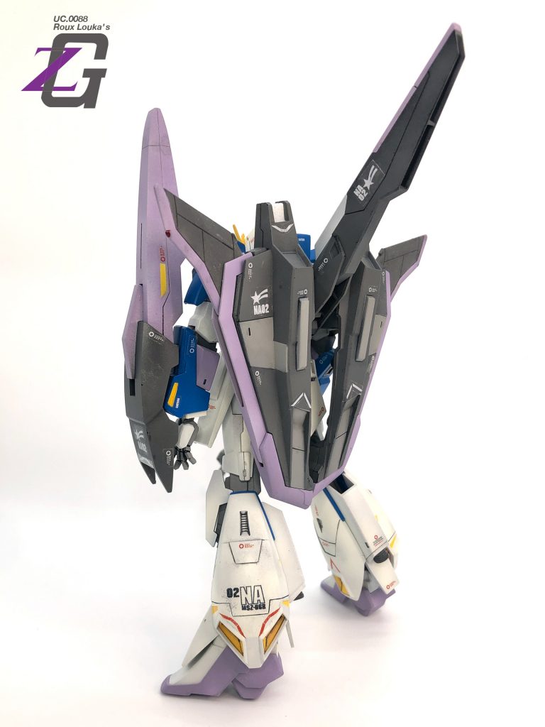 翼を広げてヒロイックな感じで分かり難いですが「女性パイロット」ということで、ウエストのスリム化と若干ヒール化をしています。