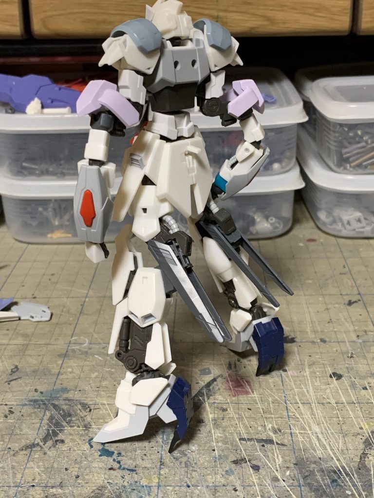 膝関節を誤魔化す為に謎のバインダーを装着。他にも装甲など追加。