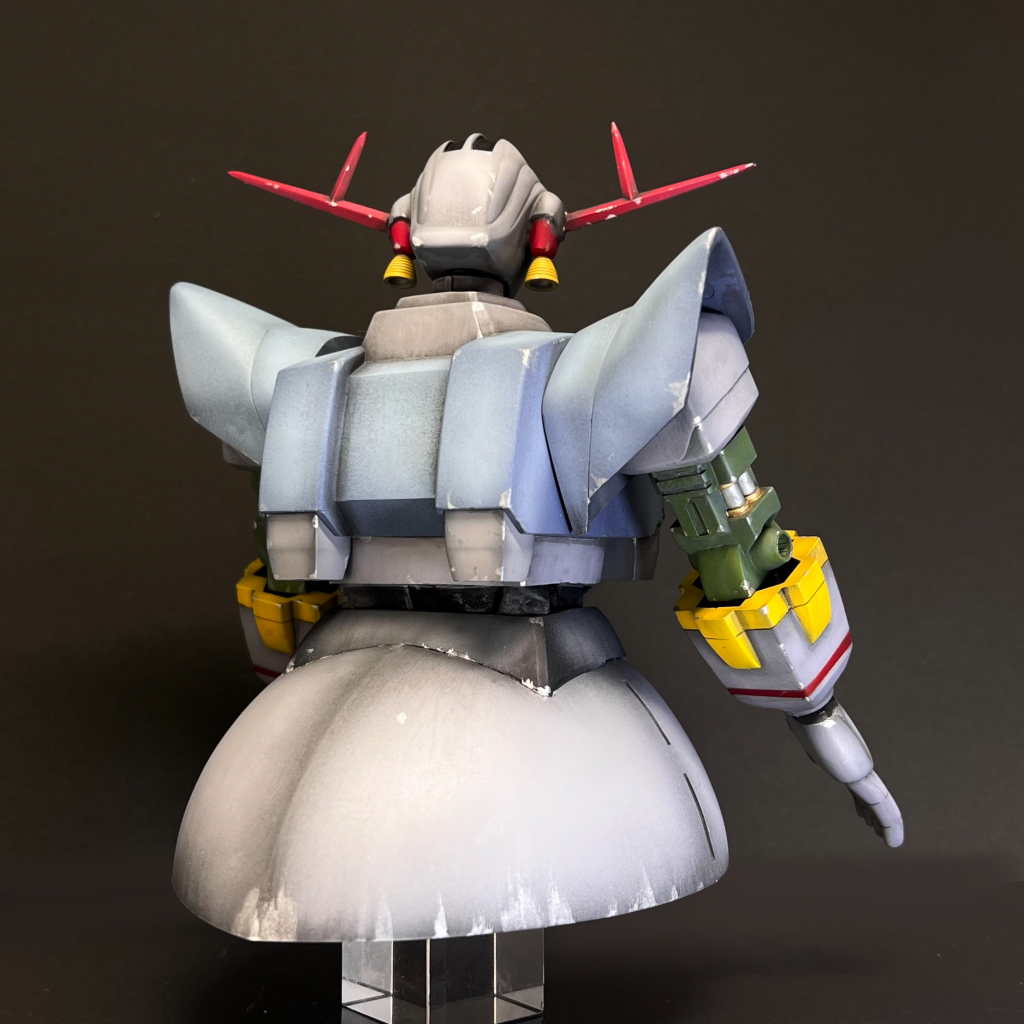 後ろから。デカールは番号とジオンエンブレム、胸部のラインと大人しめ。腕のラインは貼り付けが上手く行かずに断念。エナメルとマスキングでそれらしく塗ったつもりですが、胸部と比べて明らかに発色が悪い(苦笑)。