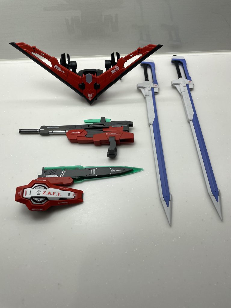 武装類はこんな感じ。シールドのZ.A.F.T.の文字気に入ってるんですが、腕に装備すると文字が逆さまになっちゃいます。向き考えて貼ればよかった💦