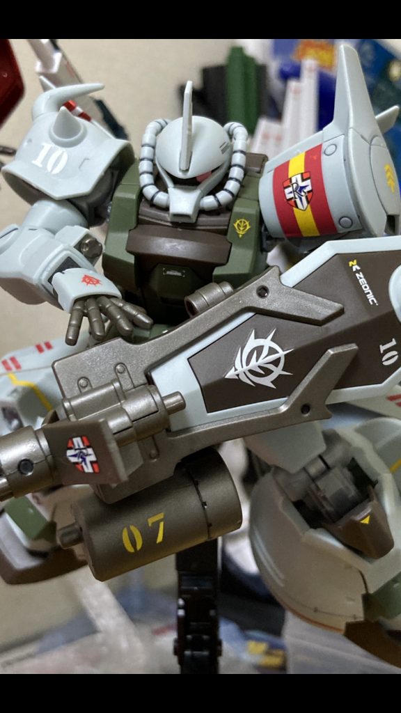 右肩をあえてグフカスショルダーにして左右非対称なカンジに。