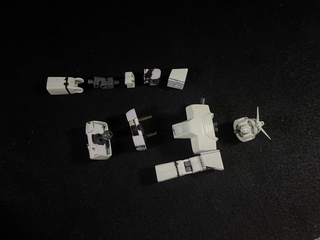 基本工作として主にパーツ分割を行いながら関節パーツを増設する流れで作業を進めていきました