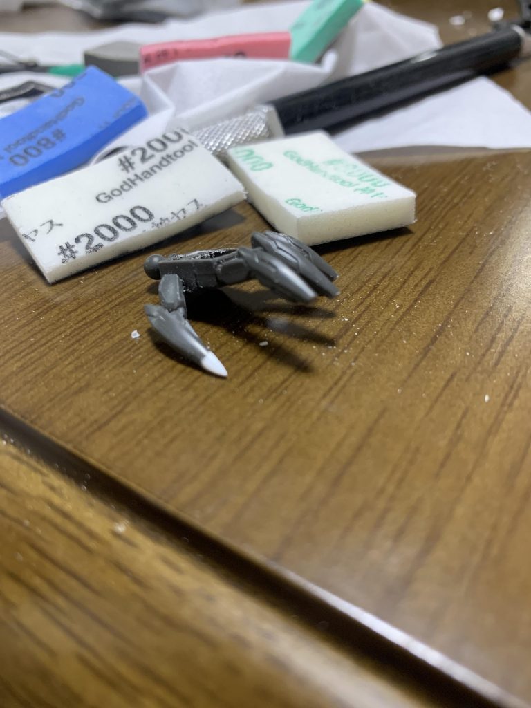 こんな感じで爪をプラ板で加工していました