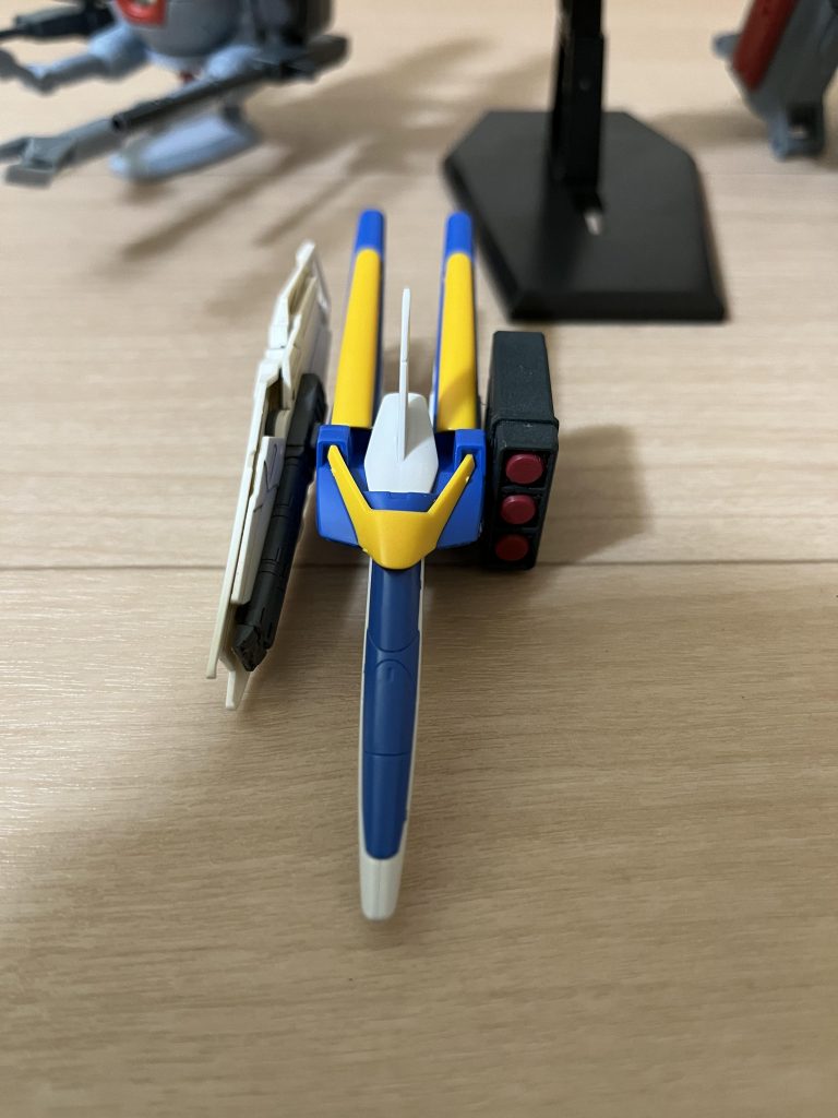 　コアファイター時は更に戦力が落ちます。まず頭部ユニットは廃棄します。光の翼を有するユニットを逃すための余りのミサイルと、心もとないシールドを装備しています。