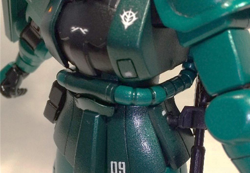 もう一か所のスジ彫り。ハッチ故障時外部から開けるための装置の設定ですが、なんだか名札つけてるみたいですね。