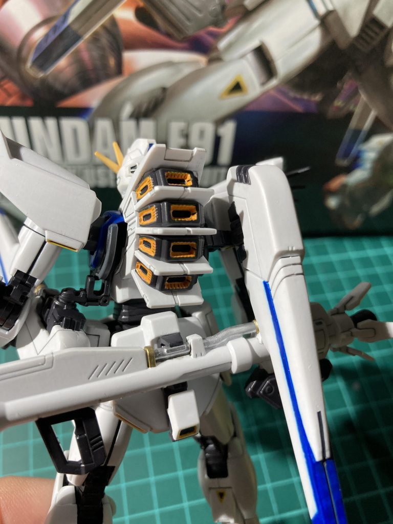 情け容赦無い塗り分けポイントのバックパックバーニア。MGはパーツ分割で綺麗に色分けされているようでしたが、そこは流石に1/144のHG。こちらの覚悟を試されているかのようでした。老眼発症する前に作れて良かったです。しかし、第二期に類する小型MSのキットって全部こんな感じなんですかね？クロスボーンやV2が積みで控えているんですか、毎度こんなレベルの塗り分けを要求されるかと思うと戦慄を覚えています。