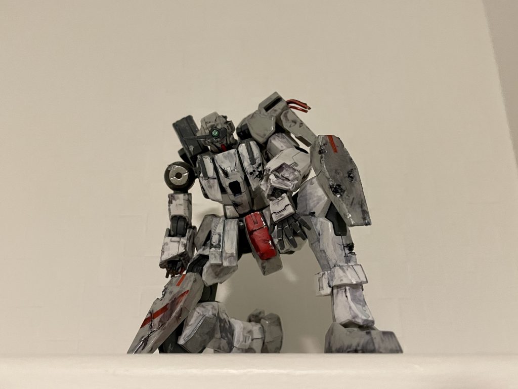 平手はエクシアから。シールドビットは被弾した設定で、デザインナイフでえぐっています。