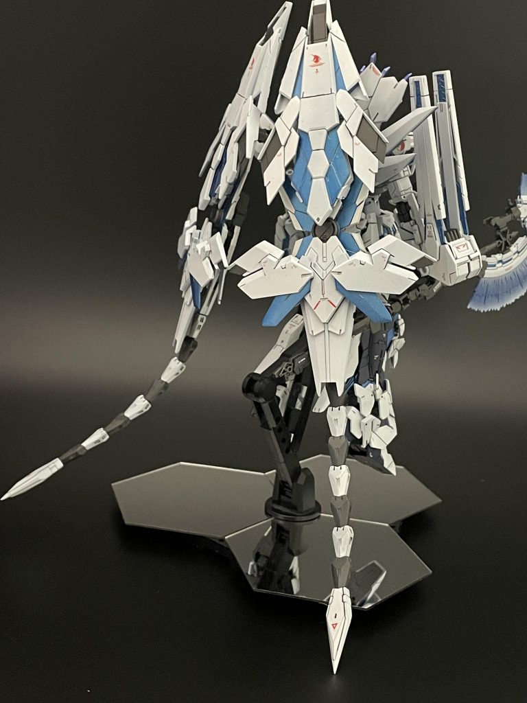 アームドアーマーDEのスタビライザーは白黒交互にすることで間延びした印象を少し減らすようにしています。先端は延長してシャープ化。この写真だとわかるかもしれませんが、アームドアーマーBSの先端のクリアパーツを洗浄時に大海原へ離してしまったようで、余ったパーツからでっち上げました。